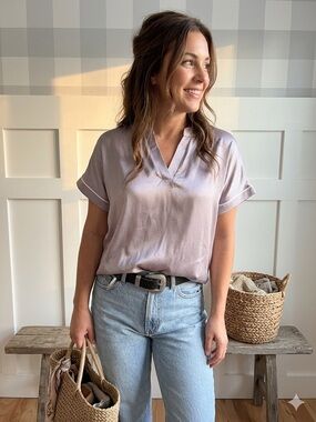 BCBGMaxAzria Lavender Short Sleeve V-Neck Blouse Medium